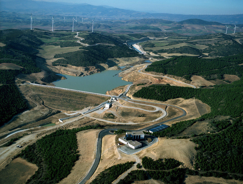 Fotografía, pie de foto: presa del canal de Navarra, ubicada en Artajona