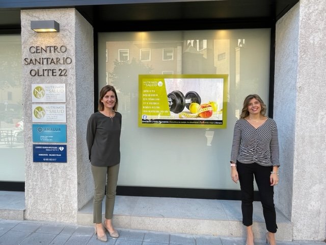 Foto: Idoya y Yolanda, de Nutrimos tu salud, junto al centro en la calle Olite 22 de Pamplona