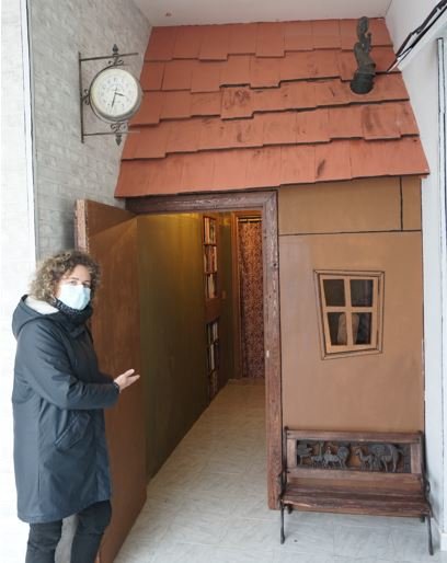 Isabel en la entrada de su escape room Wonka´s Factory