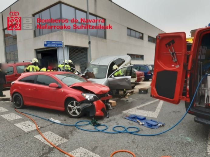 Vehículos implicados en el accidente en Ansoáin. Foto: Bomberos de Navarra