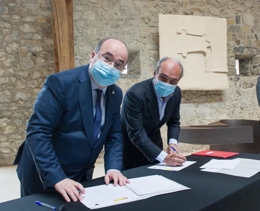 El ministro de Cultura y Deporte, Miquel Iceta (i), y Luis Chillida, hijo de Eduardo Chillida, firman de un protocolo de colaboración con la Fundación Eduardo Chillida y Pilar Belzunce, a 3 de marzo de 2022, en Hernani, Guipuzcoa, Euskadi (España). - Unanue - Europa Press