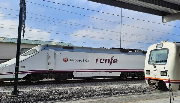 Archivo - Tren AVE con la insignia del Xacobeo. - RENFE - Archivo