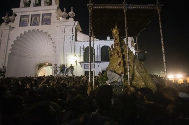 Suspendida la procesión de La Virgen del Rocío vuelve al santuario de forma anticipada por la rotura de un banco de las andas procesionales - ALBERTO DÍAZ PÉREZ/EUROPA PRESS