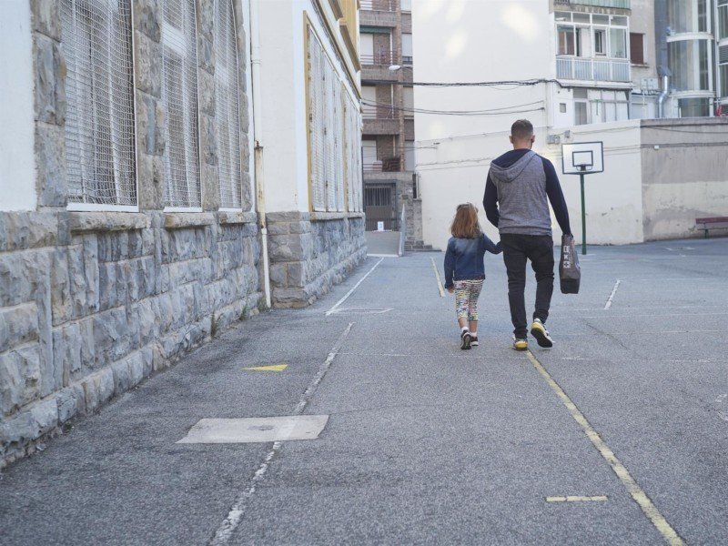 Archivo - Un padre lleva a su hija al colegio - Eduardo Sanz - Europa Press - Archivo
