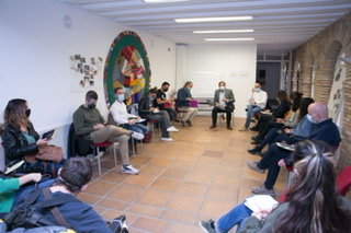 Foto: una imagen de la celebración de la Mesa de la Juventud de Pamplona