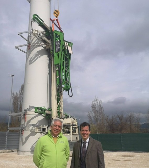 Foto: El CEO de Koalalifter, Emmanuel García de la Peña y el consejero Irujo, en una de las instalaciones de la empresa. - GOBIERNO DE NAVARRA