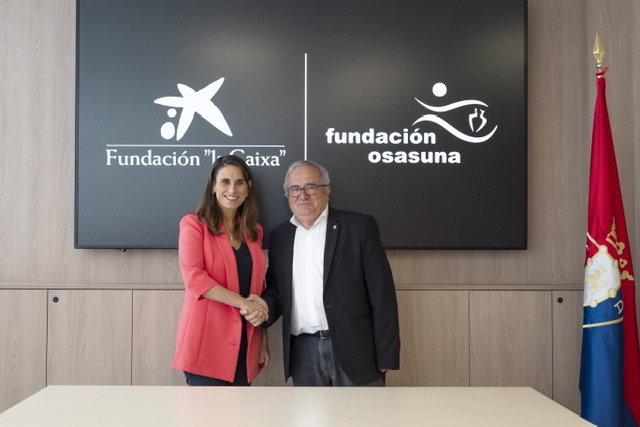 Foto: Isabel Moreno, directora territorial de CaixaBank Ebro y Luis Sabalza, presidente de Osasuna