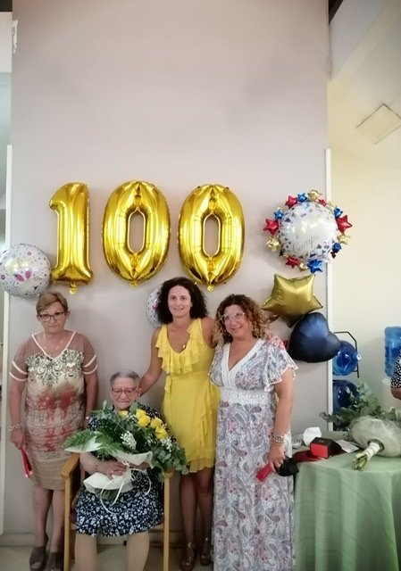 Villafranca homenajea a la vecina Carmen Gelos Soret en su cien cumpleaños