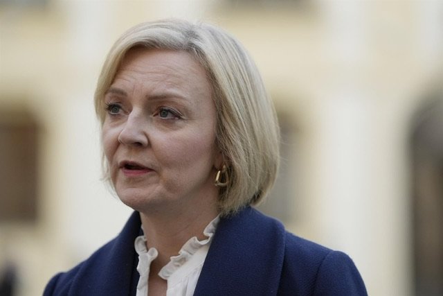 06 October 2022, Czech Republic, Prague: UK Prime Minister Liz Truss speaks to the media upon arrival to the Kramar's Villa, official residence of the Prime Minister of the Czech Republic, ahead of attending the European Political Community. Photo: Alista - Alistair Grant/PA Wire/dpa