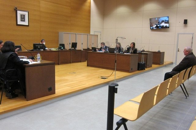Un momento de la primera sesión del juicio contra un médico acusado de abusos sexuales. - EUROPA PRESS