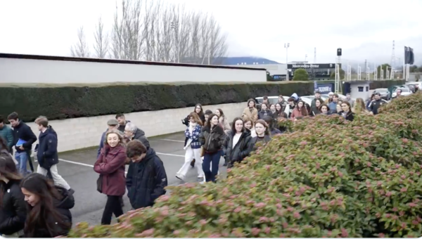 Foto: Paseo de los estudiantes de la UNAV por las instalaciones