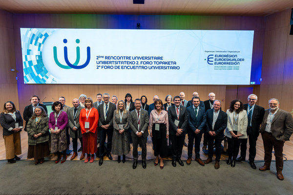 Foto: Foto de familia de las autoridades participantes en la reunión de la Eurorregión en Biarritz